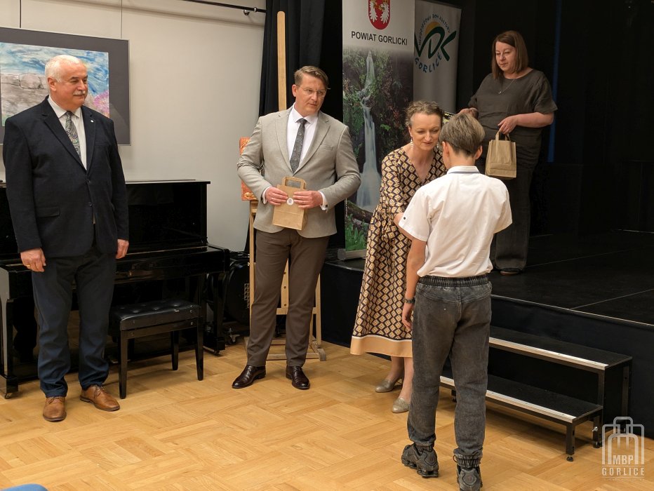 Biblioteka Gorlice, Powiatowy Konkurs Czytelniczy Wyróżniony uczeń otrzymuje dyplom z rąk Dyrektor MBP